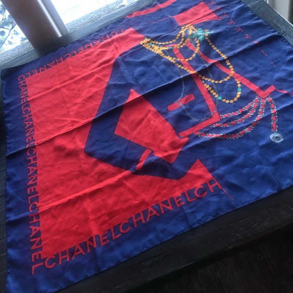 😍 Vintage Chanel Silk Scarfed with Vibrant colors on classic Lady COCO 💙❤️💛 - Picture 6 of 9